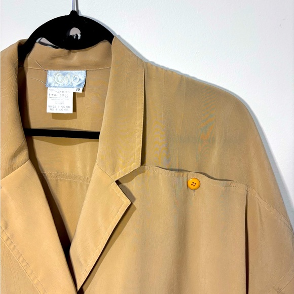 Unique brown short sleeve button down - Picture 3 of 4